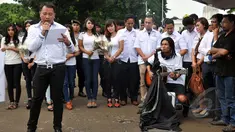 Vicky Prasetyo dan Charli saat 'Aksi Maha Damai' di depan Istana Negara terkait kasus KPK vs Polri bersama Komunitas Anak Bangsa, Jakarta, Selasa (3/2/2015). (Liputan6.com/Panji Diksana)