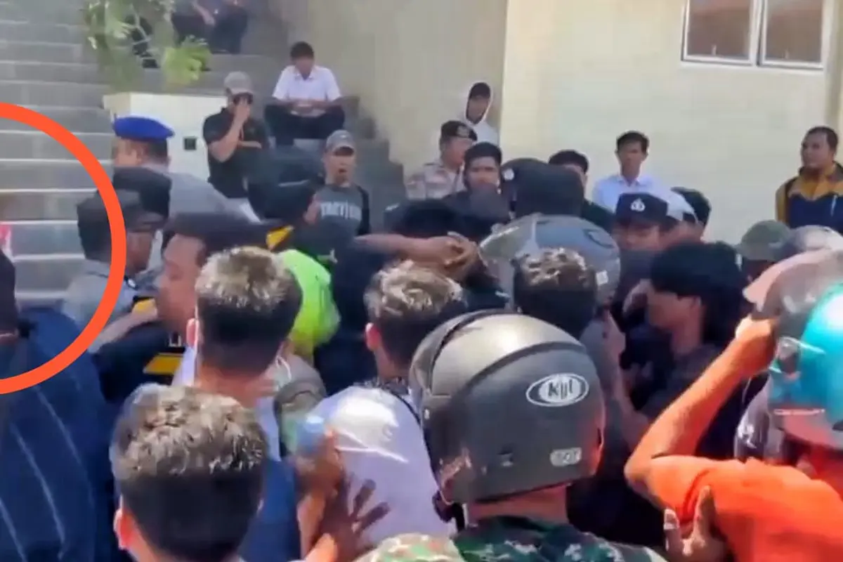 Viral Demonstran Tonjok Muka Polisi Saat Unjuk Rasa Di Mamuju, Kini Dikejar Polisi Hingga ke Hutan
