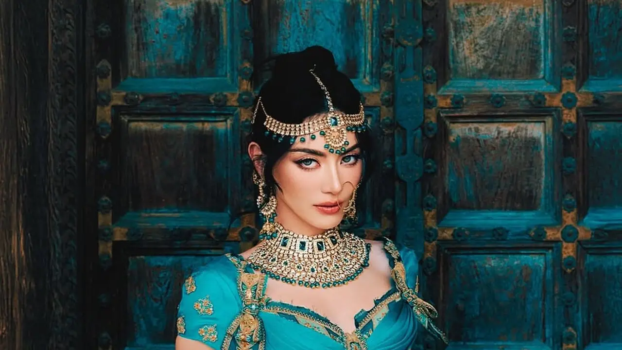 Pesona Davika Hoorne Bak Princess Jasmine dalam Balutan Busana Tradisional India