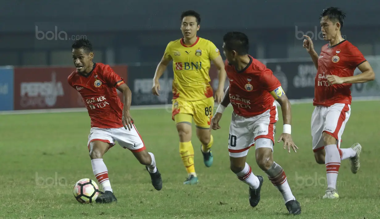 Gelandang Persija, Ramdani Lestaluhu, menggiring bola saat melawan Bhayangkara FC pada laga Liga 1 di Stadion Patriot Bekasi, Jawa Barat, Sabtu (29/7/2017). Persija menang 1-0 atas Bhayangkara FC. (Bola.com/M Iqbal Ichsan)