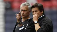Jose Mourinho memimpin timnya dalam laga persahabatan melawan Wigan Athletic, 16 Juli 2016. Reuters / Lee Smith