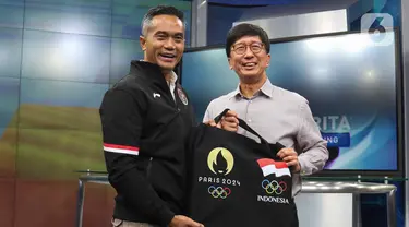 Chef de Mission (CdM) Kontingen Indonesia untuk Olimpiade Paris 2024, Anindya Novyan Bakrie (kiri) bersama Direktur Utama SCM, Sutanto Hartono usai melakukan pertemuan di SCTV Tower, Jakarta, Rabu (17/7/2024). (Liputan6.com/Herman Zakharia)