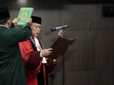 Hakim Konstitusi Aswanto mengucapkan sumpah saat dilantik sebagai Wakil Ketua Mahkamah Konstitusi (MK) di Gedung Mahkamah Konstitusi, Jakarta, Selasa (26/3). Aswanto terpilih sebagai Wakil Ketua Mahkamah Konstitusi periode 2019-2021 lewat mekanisme pemungutan suara. (merdeka.com/ Iqbal S. Nugroho)