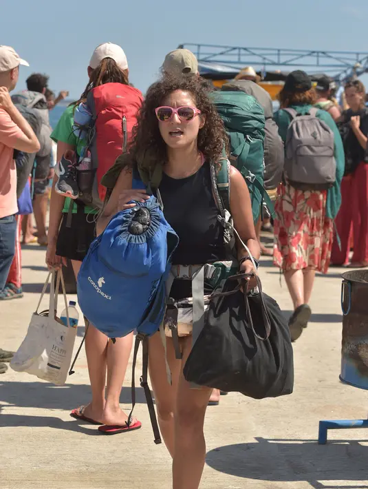 Ekspresi turis asing yang dievakuasi dari Gili Trawangan saat tiba di Pelabuhan Bangsal, Lombok Utara, NTB, Selasa (7/8). Ribuan turis asing dievakuasi dari Gili Trawangan setelah gempa Lombok. (ADEK BERRY/AFP)