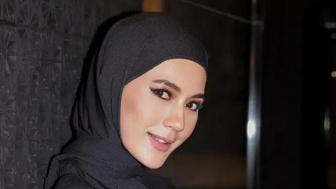 Makin Cantik dengan Hijab, 7 Gaya Pashmina ala Paula Verhoeven, Aura Model Kian Bersinar