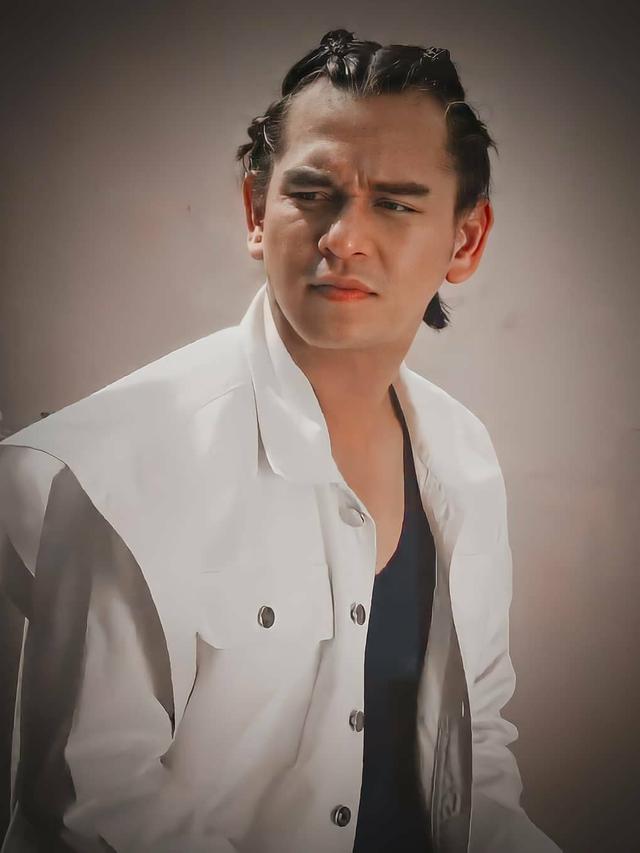 Tampil Beda, Ini 6 Pemotretan Terbaru Rangga Azof dengan Gaya Rambut Kepang