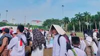 Para Peserta Reuni 212 Terlihat Mulai Meninggalkan Kawasan Monas, Jakarta Pusat, Senin (2/12/2019). (Foto: Rizki Putra Aslendra/Liputan6.com)