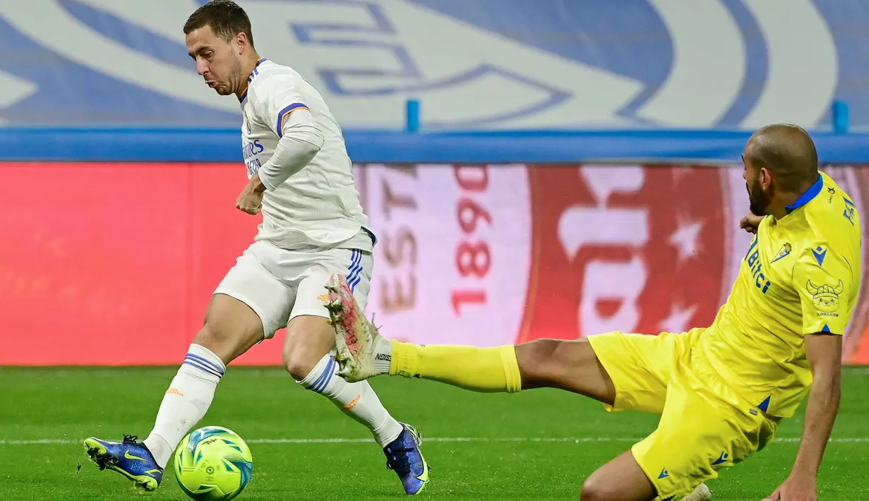 Diharapkan menjadi pengganti Cristiano Ronaldo yang pindah ke Juventus di tahun sebelumnya, performa Hazard di Real Madrid justru melempem. Sejak musim pertama ia terus menerus dibekap cedera. (AFP/Javier Soriano)