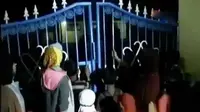 Orangtua dan siswa Sekolah Dasar Negeri Batang 4, Brebes, Jawa Tengah, sudah berkumpul di gerbang sekolah yang masih digembok.