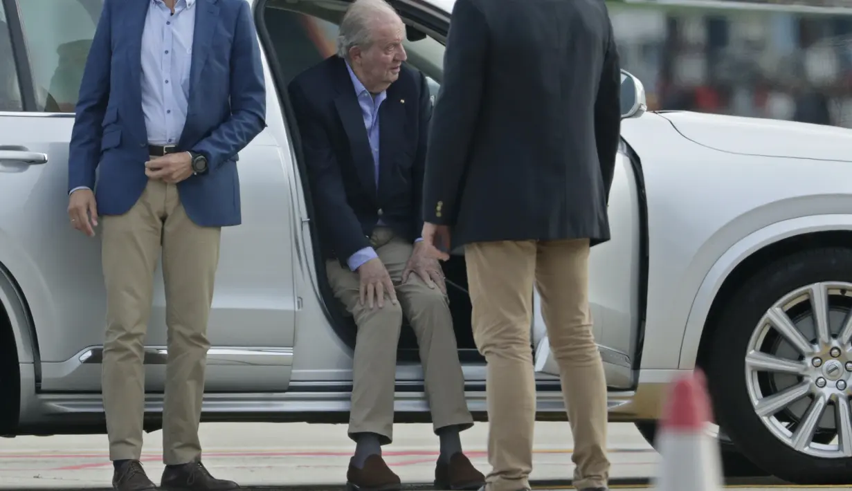 <p>Mantan Raja Spanyol Juan Carlos duduk dalam mobil setibanya dengan jet pribadi di bandara Peinador di Vigo, barat laut Spanyol, Kamis (19/5/2022). Juan Carlos kembali ke Spanyol pada Kamis untuk kunjungan pertamanya setelah hampir dua tahun diasingkan di Uni Emirat Arab (UEA) di tengah skandal keuangan yang mengguncang Royal House. (AP Photo/Lalo R. Villar)</p>