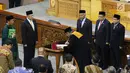 Ketua MA Hatta Ali menandatangani dokumen pengangkatan Bambang Soesatyo sebagai Ketua DPR di Gedung DPR RI, Jakarta, Senin (15/1). Bambang Soesatyo resmi menjabat Ketua DPR menggantikan Setnov dengan masa jabatan 2014-2019. (Liputan6.com/Angga Yuniar)