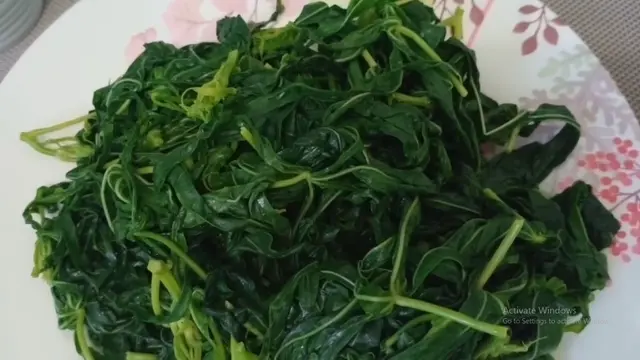 Tanpa Baking Soda, Ini Cara Cepat Rebus Daun Singkong Agar Tetap Hijau dan Empuk
