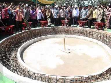 Wapres Jusuf Kalla (berpeci) bersiap meletakkan batu pertama  Tugu Peringatan Penyerahan Kedaulatan Kesultanan Siak kepada Republik Indonesia seusai puncak Hari Lingkungan Hidup 2016 di Kabupaten Siak, Riau, Jumat (22/7). (Liputan6.com/Faizal Fanani)
