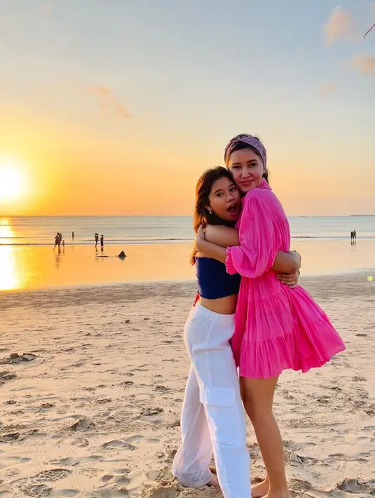 Miyake merupakan anak Titi Radjo Padmaja dengan Aksan. Sekitar sembilan tahun membina rumah tangga, Titi dan Aksan dikaruniai seorang putri yang kini beranjak dewasa. [Instagram/titiradjopadmaja]