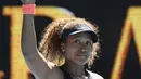 Petenis Jepang Naomi Osaka berselebrasi usai mengalahkan Serena Williams dari Amerika Serikat dalam pertandingan semifinal kejuaraan tenis Australia Terbuka di Melbourne, Australia, Kamis (18/2/2021). Osaka menang atas Serena Williams dengan skor 6-3 6-4.  (AP Photo/Andy Brownbill)