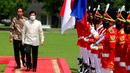 Presiden Indonesia Joko Widodo atau Jokowi (kiri) menyambut Presiden Filipina Ferdinand Marcos Jr (kanan) setibanya di Istana Kepresidenan Bogor, Bogor, Jawa Barat, Senin (5/9/2022). Kedatangan Ferdinand Marcos Jr diiringi arak-arakan pasukan berkuda serta musik kesenian tradisional. (Adi Weda/Pool Photo via AP)