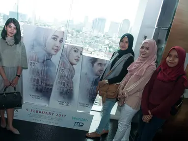 Sejumlah peserta berpose di photo booth yang telah disediakan panitia di CGV Blitz GI, Jakarta, Minggu (12/2). Cinemaholic dan Cadbury gelar nonton bareng Surga Yang Tak Dirindukan 2. (Liputan6.com/Gempur M. Surya)