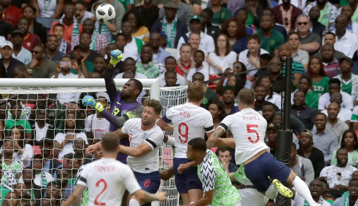 Pemain Nigeria John Obi Mikel (kiri) berebut bola dengan Gary Cahill dalam laga uji coba Piala Dunia 2018 di Stadion Wembley, London, Inggris, Sabtu (2/6). Inggris berhasil menekuk Nigeria dengan skor 2-1.  (AP Photo/Matt Dunham)