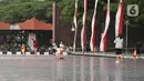 Warga berolahraga sore di kawasan Taman Mini Indonesia Indah, Jakarta, Minggu (22/8/2021). TMII kembali dibuka mulai 06.00-18.00 WIB namun terbatas hanya untuk kegiatan berolahraga outdoor atau luar ruangan dan dengan syarat menunjukkan sertifikat vaksinasi covid-19. (Liputan6.com/Herman Zakharia)