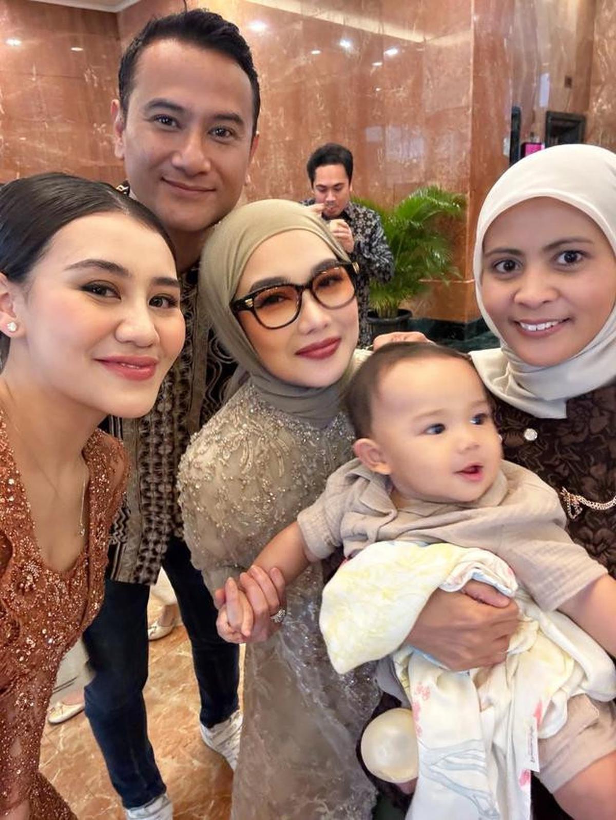 6 Potret Gamis Brokat Reza Artamevia dan Geni Faruk di Tedak Siten Anak Aaliyah Massaid