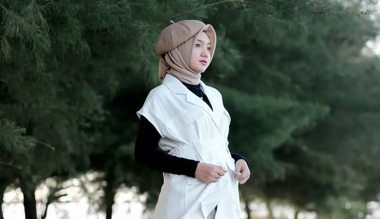Jihan Audy kerap tampil dalam balutan hijab yang menawan. Dengan busana hitam putih yang santai, Jihan nampak anggun dan sederhana. (Liputan6.com/IG/@jihanaudy123_real).