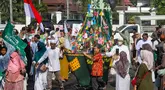 Umat Islam mengikuti tradisi Ngarak Perahu di kawasan Pasar Lama, Tangerang, Banten, Senin (16/9/2024). (merdeka.com/Arie Basuki)