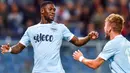 Pemain Lazio, Bastos (kiri) merayakan gol bersama  Ciro Immobile saat melawan Genoa pada lanjutan Serie A Italia di Luigi Ferraris Stadium, Genoa, (17/9/2017).  Lazio menang 3-2. (Simone Arveda/ANSA via AP)