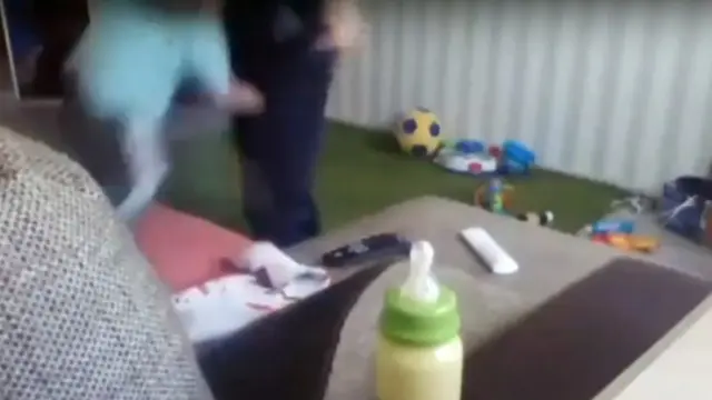 Bayi alami kekerasan oleh pengasuhnya, bayi ini dilemparkan ke lantai dan terekan cctv (foto: metro.co.uk)
