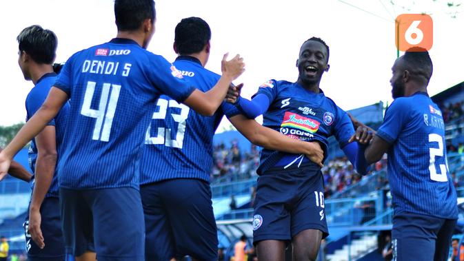 Arema FC berhasil meraih kemenangan 2-0 atas Madura United di Stadion Kanjuruhan, Kabupaten Malang, Jumat (8/11/2019). (Bola.com/Iwan Setiawan)