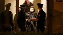 Polisi saat berada di sebuah gedung apartemen setelah penembakan di pusat perbelanjaan Olympia di Munich, Jerman, (23/7). Pusat perbelanjaan ini berada di samping stadion Munich Olympic. (REUTERS / Michael Dalder)