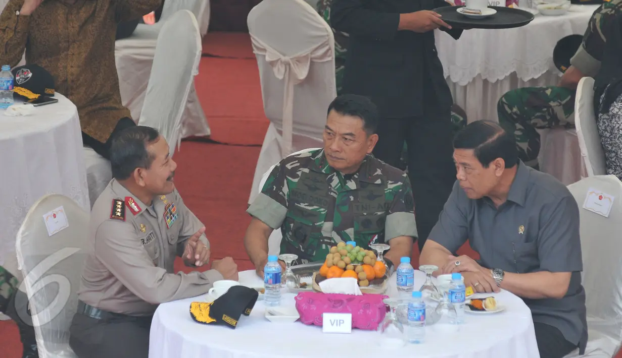 Panglima TNI Jenderal Moeldoko (tengah), Menko Polhukam Tejo Edi Purdjiatno (kanan) dan Kapolri Jenderal Badrodin Haiti saat menghadiri Latihan Penanggulangan Anti Teror (Latgultor) di Lapangan Banteng, Jakarta, Selasa (9/6) (Liputan6.com/Herman Zakharia)