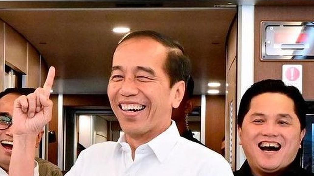 Potret sumringan Presiden Jokowi di dalam kereta cepat didampingi Menteri Perhubungan Budi Karya Sumadi dan Menteri BUMN Erick Thohir.