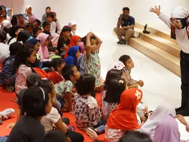 Pendongeng menyampaikan cerita dalam acara Festival Cerita Nusantara dan Dunia di Perpustakaan Nasional, Jakarta, Sabtu (14/9/2019). Acara tersebut merupakan rangkaian dari kegiatan Perpusnas Expo 2019 yang berlangsung pada 5-22 September 2019. (Liputan6.com/Immanuel Antonius)