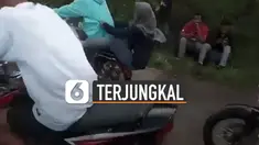 Video aksi puluhan remaja geber-geber motor di jalan viral di media sosial.