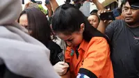 Jennifer Dunn kembali diamankan direktorat narkoba Polda Metro Jaya di kediamannya di kawasan Bangka, Jakarta Selatan pada Minggu, 31 Desember 2017. Jedun diancaman hukuman 20 tahun penjara. (Deki Prayoga/Bintang.com)