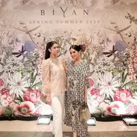 Annisa Pohan dan Almira Tunggadewi tampil kompak dengan gaya mewah di fashion show Biyan (@annisayudhoyono)