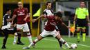 Gelandang AC Milan, Lucas Paqueta, berebut bola dengan penyerang Juventus, Federico Bernardeschi, pada laga lanjutan Serie A pekan ke -31 di Stadion San Siro, Rabu (8/7/2020) dini hari WIB. AC Milan menang 4-2 atas Juventus. (AFP/Miguel Medina)