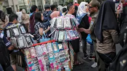 Petugas Satpol PP menertibkan PKL yang berdagang di kawasan Car Free Day, Bundaran HI, Jakarta, Minggu (5/5/2019). Kurangnya pengawasan menyebabkan banyak PKL berjualan tidak pada tempat yang telah di sediakan Pemprov DKI sehingga mengganggu aktivitas warga berolahraga. (Liputan6.com/Faizal Fanani)