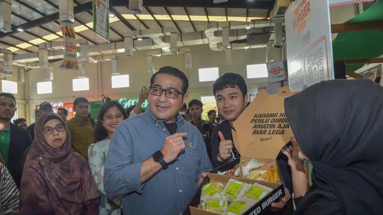 Menteri Ekraf Teuku Riefky Harsya saat menghadiri pembukaan Festival Burger Dunia