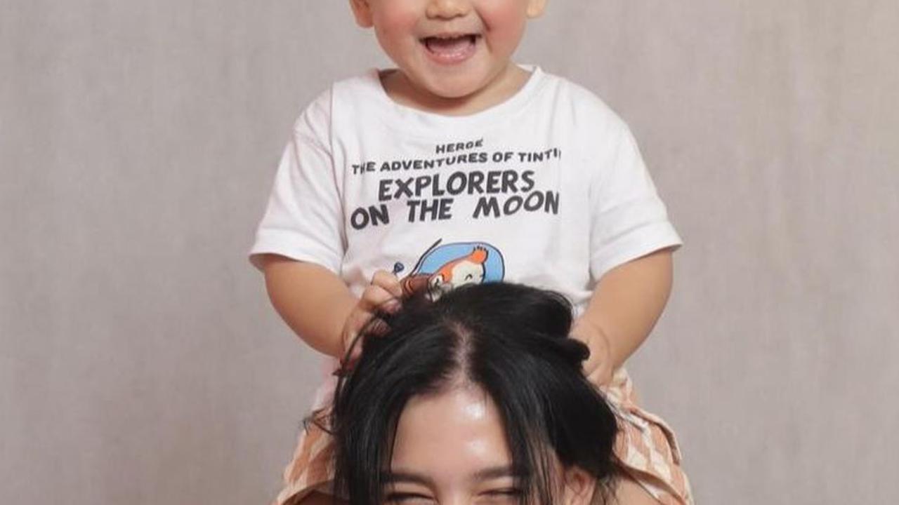 Gaya dengan Muka Menggemaskan <br>