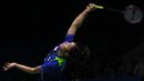Gregoria Mariska berusaha melakukan smash saat melawan unggulan keempat Ratchanok Intanon pada babak kedua Indonesia Open 2018 di Istora Senayan, Jakarta, (5/6/2018). Ratchanok Intanon menang 21-11 17-21 21-14. (Bola.com/Nick Hanoatubun)