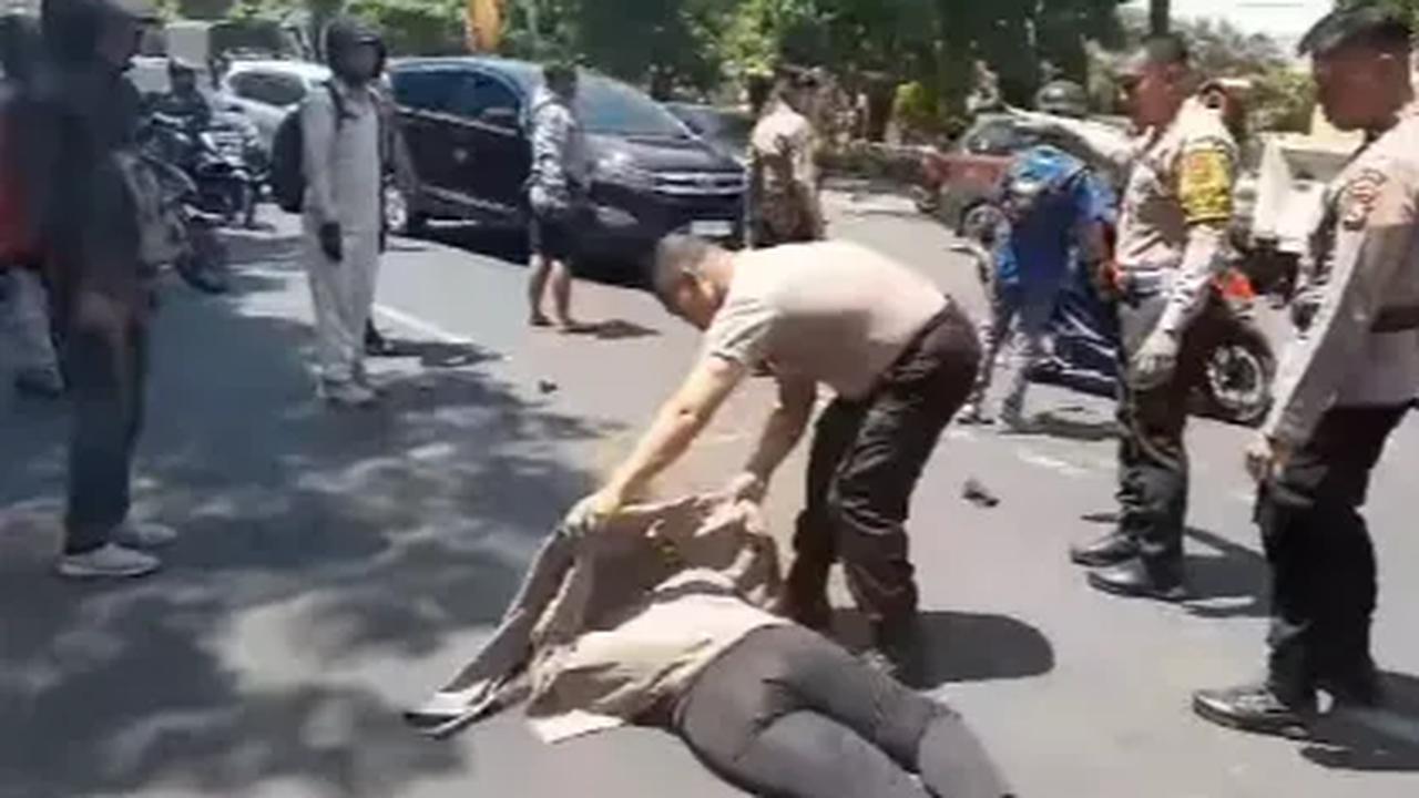 Seperti menilik dalam unggahan akun Instagram @kopral_bagyo salah satu tim polisi melakukan aksi cepat tanggap.