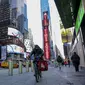 Sejumlah orang berjalan di Times Square di New York, Amerika Serikat (AS), pada 18 November 2020. Angka kematian akibat COVID-19 di AS melampaui 250.000 kasus pada Rabu (18/11), menurut lembaga Center for Systems Science and Engineering (CSSE) di Universitas Johns Hopkins. (Xinhua/Wang Ying)