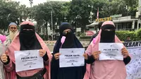 Wanita Bercadar Gelar Aksi 'Peluk Saya' di CFD Bundaran HI. (Liputan6.com/Yunizafira)