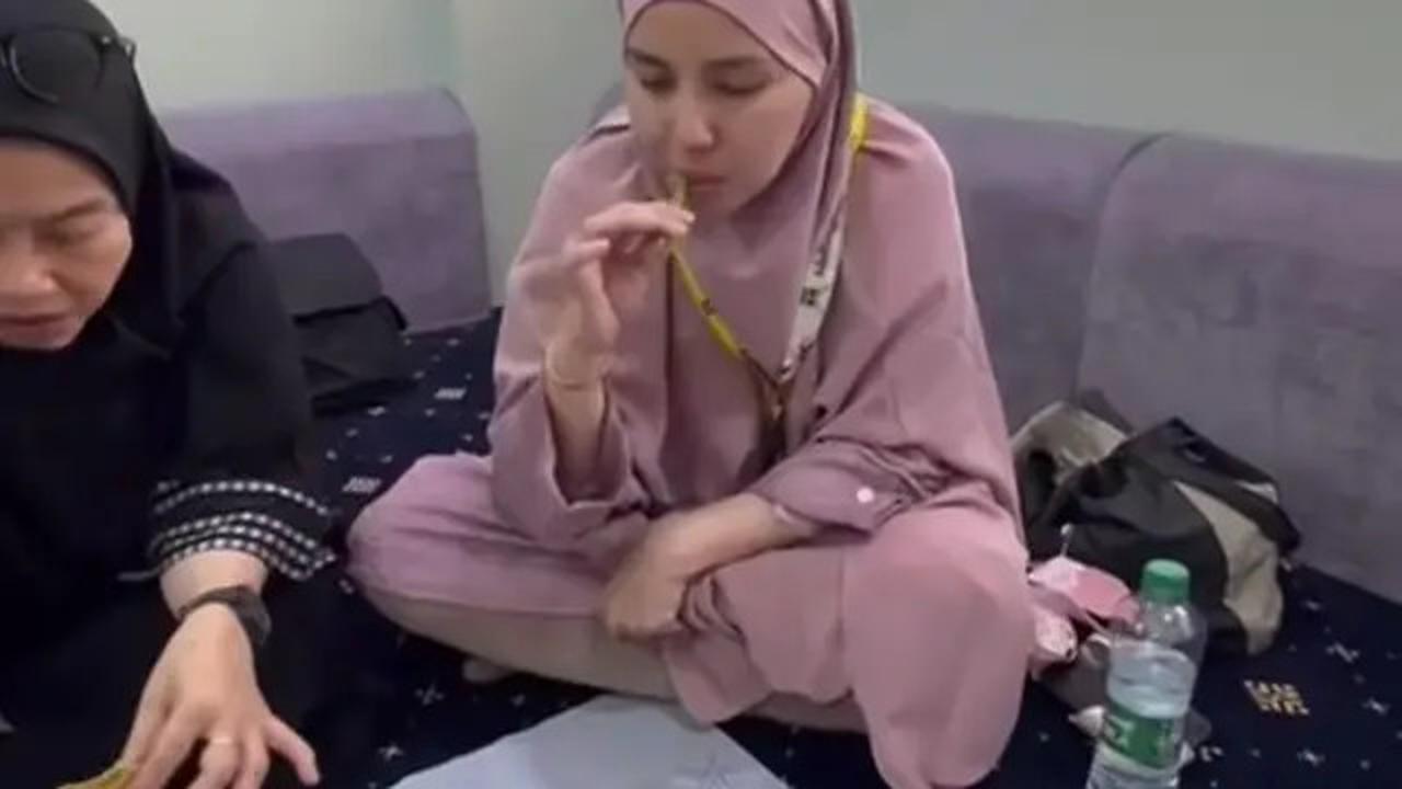 10 Potret Persiapan 'Armuzna' Tya Ariestya di Ibadah Haji 2025, Menanti Dua Tahun