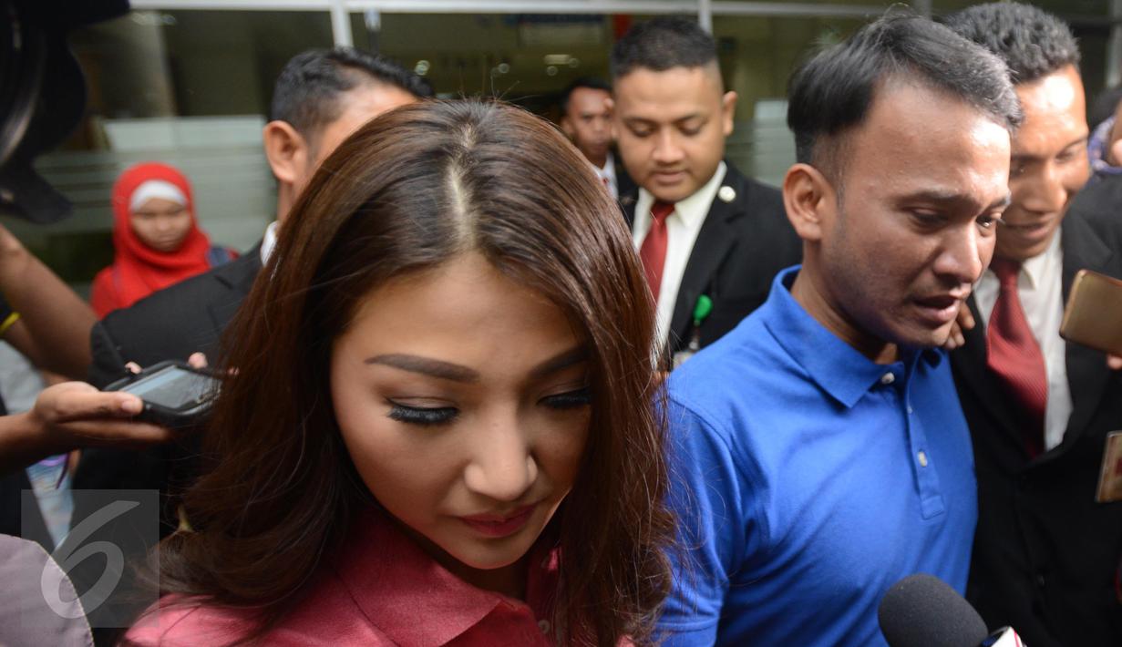 Presenter Ruben Onsu dan Sarwendah saat tiba di Rumah Sakit Cipto Mangunkusumo, Jakarta, pada Rabu (19/4). Kedatangan Ruben  dan istri untuk menjenguk Julia Perez yang dikabarkan dalam kondisi kritis. (Liputan6.com/Herman Zakharia)