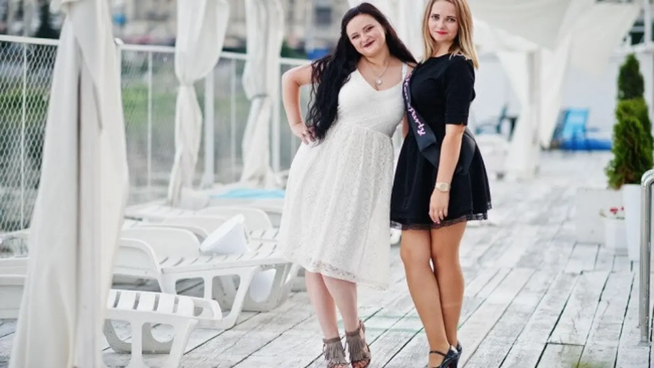 Model Dress Brokat untuk Orang Plus Size dan Tidak Terlalu Tinggi (Credit: ASphotofamily/Freepik)