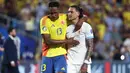 Bek Timnas Kolombia, Yerry Mina (kiri) berusaha menghibur striker Timnas Uruguay, Darwin Nunez usai berakhirnya laga semifinal Copa America 2024 di Bank of America Stadium, Charlotte, Amerika Serikat, Kamis (11/7/2024) pagi WIB. (AFP/Getty Images/Jared C. Tilton)