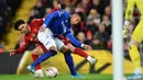 Gelandang Liverpool, Takumi Minamino berusaha merebut bola dari pemain Everton, Mason Holgate pada pertandingan babak ketiga Piala FA di Anfield, Minggu (5/1/2020). Minamino bermain selama 70 menit, lalu digantikan Alex Oxlade-Chamberlain. (AFP/Paul Ellis)