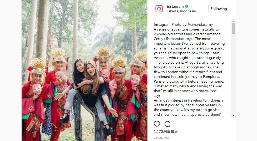 Prilly Latuconsina saat sedang digendong oleh Amanda Cerny. (Instagram - @instagram)